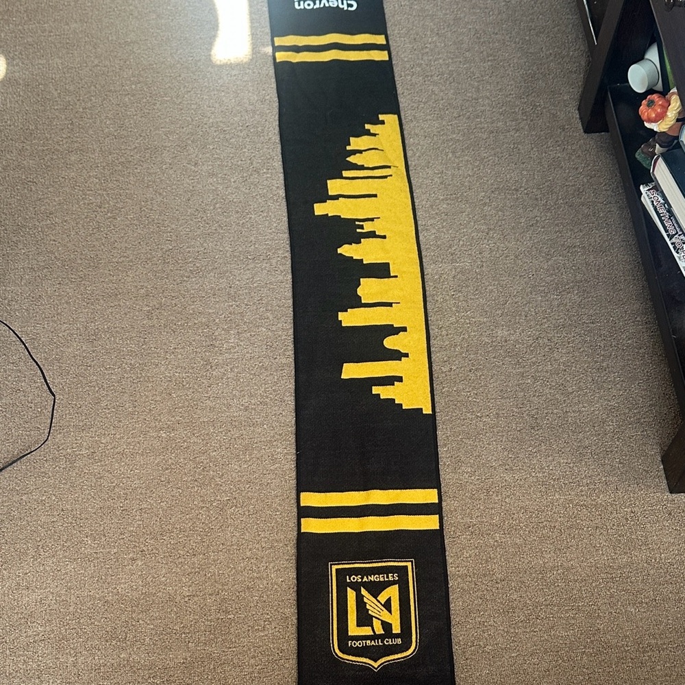 LAFC/Chevron promotional Black and Yellow Cityscape unisex Scarf - Picture 2 of 13